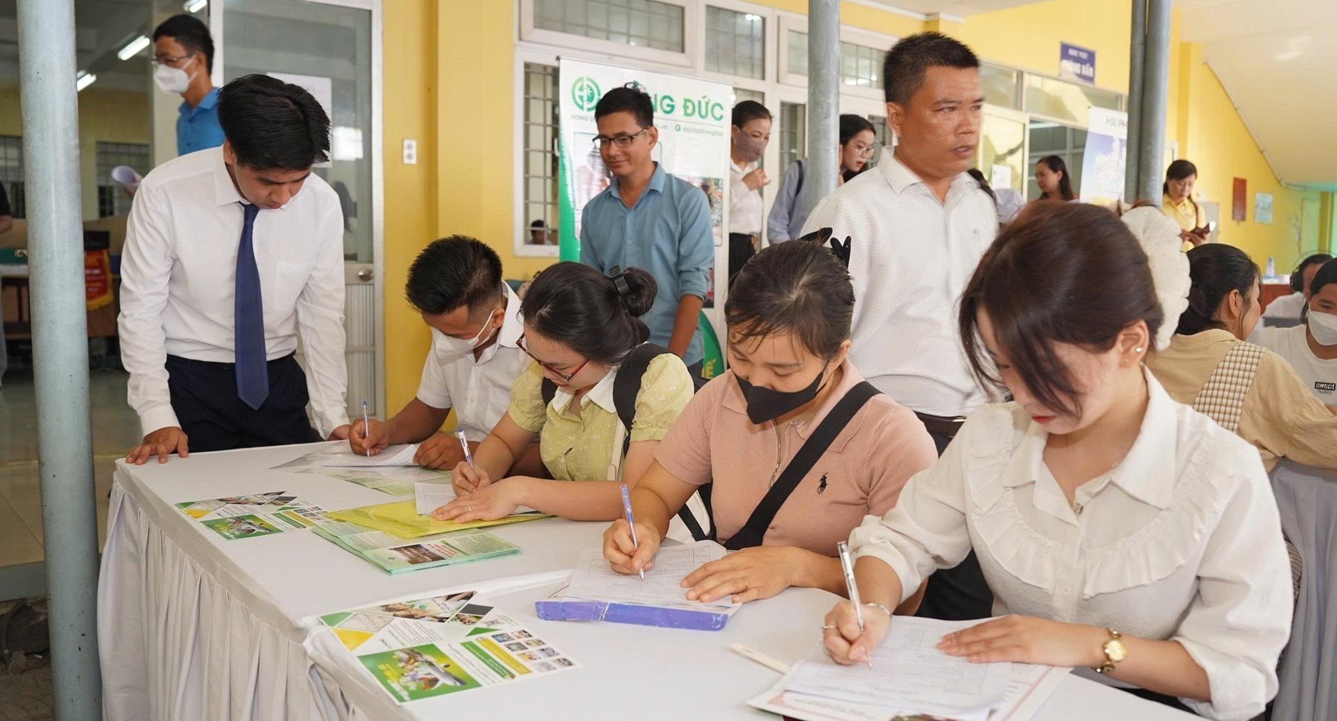 Người lao động làm hồ sơ tuyển dụng việc làm. Ảnh: H.T