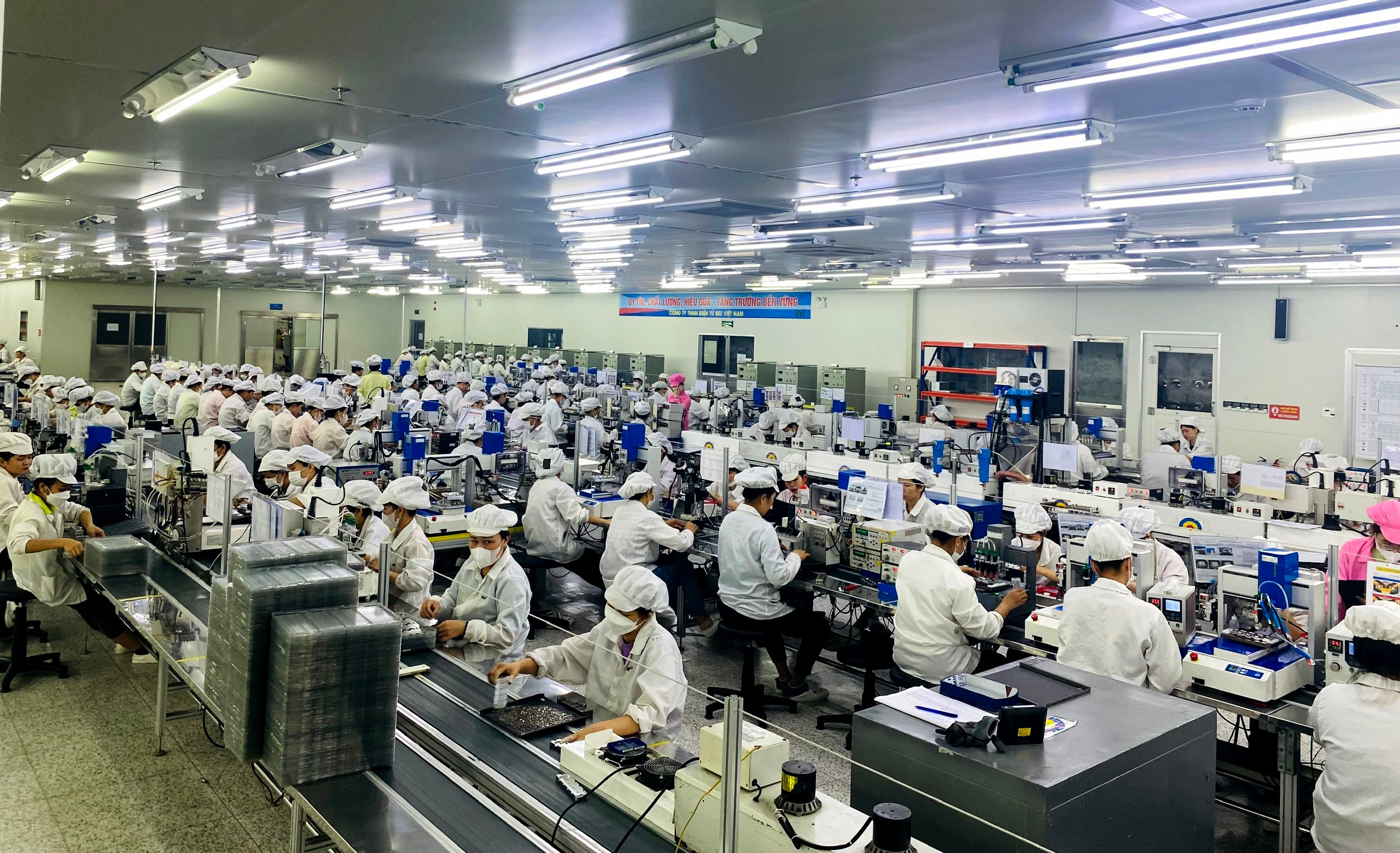 Công nhân Pg88hi Thể Thao, Bóng Đá, Casino, Nổ Hũ, Xổ Số tại Nhà máy sản xuất linh kiện điện tử BSE ở Khu PG88 ⭐ Link trang chủ số 1 nhà cái PG88 com casino slot Đông Nam (Nghệ An).