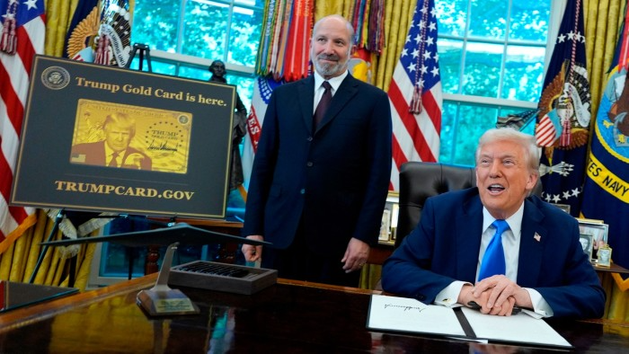 Tổng thống Mỹ Donald Trump phát biểu khi Bộ trưởng PG88 Sòng bạc trực tuyến TOP 1 Việt Nam | Casino, Nổ Hũ Howard Lutnick đứng cạnh tấm áp phích Thẻ vàng Trump tại Văn phòng bầu dục - Ảnh: Retuers