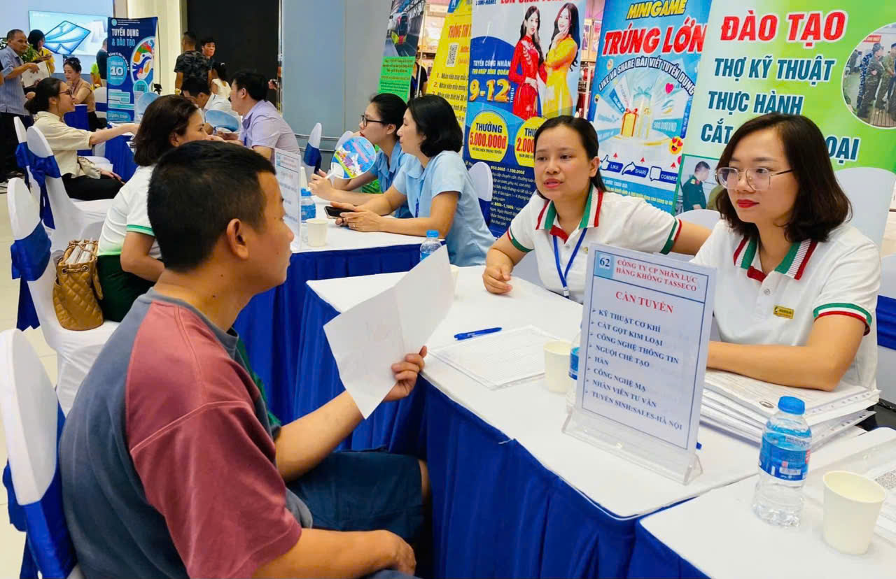 6Pg88.con độc quyền mỗi ngày tuyển dụng lao động. Ảnh: TH. 