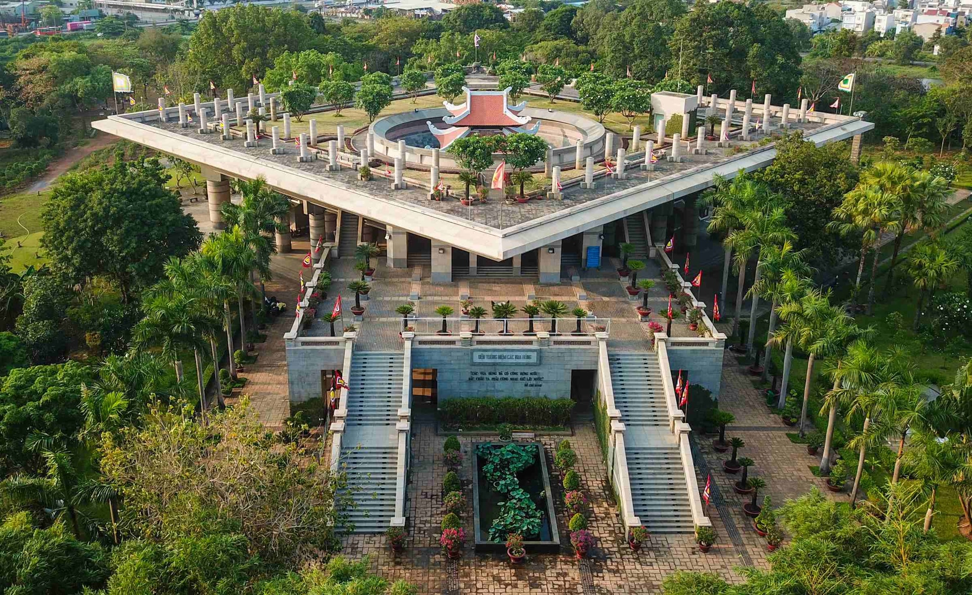 Hệ thống cũng được tích hợp vào kho dữ liệu GIS chung của TP.HCM, giúp du khách kết nối hành trình với nhiều điểm đến khác trong thành phố.