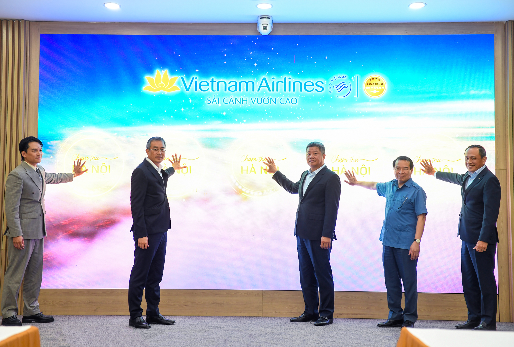 Các đại biểu nhấn nút công bố chiến dịch "Chạm thu Hà Nội".