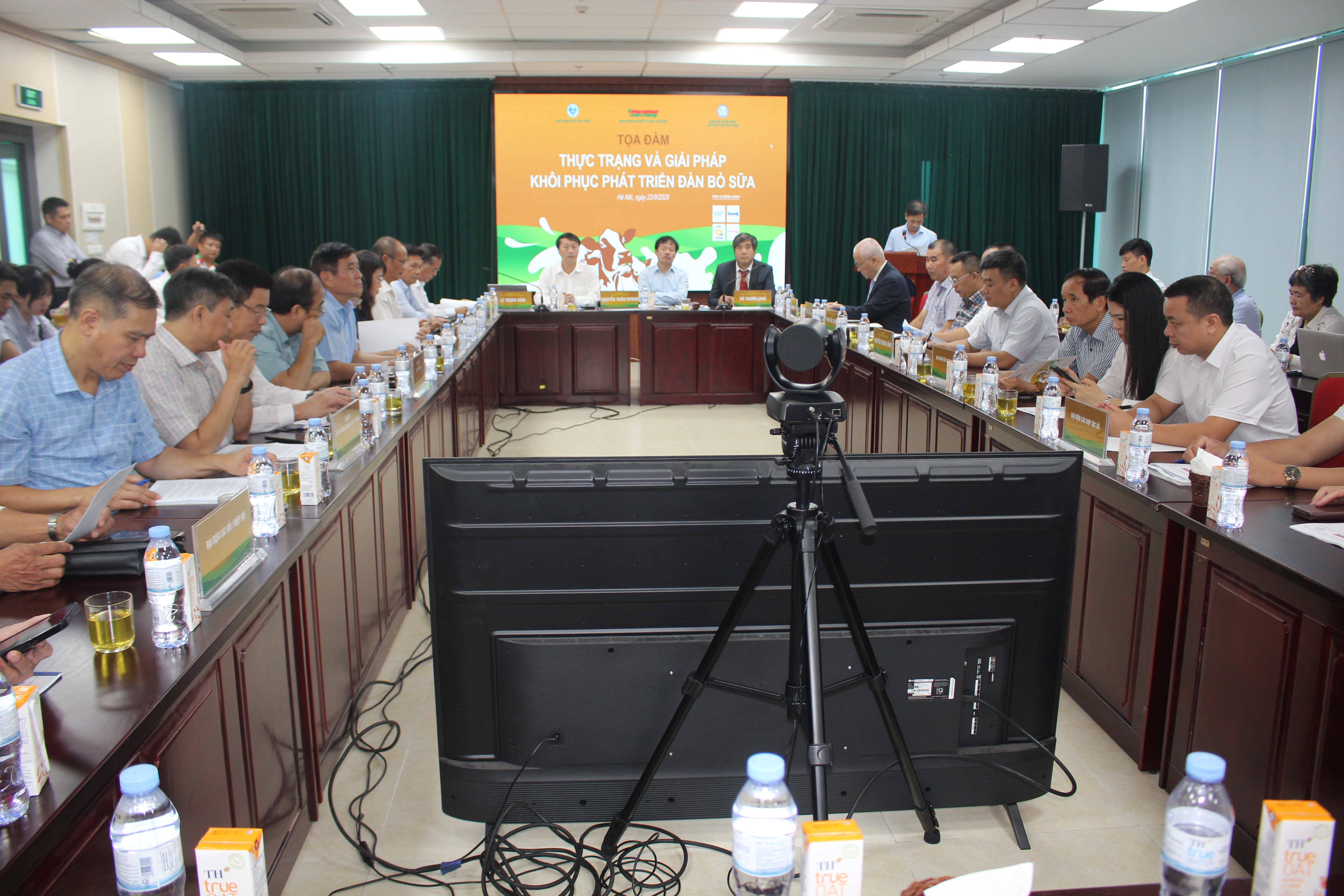 Quang cảnh toạ đàm. Ảnh Chu Khôi