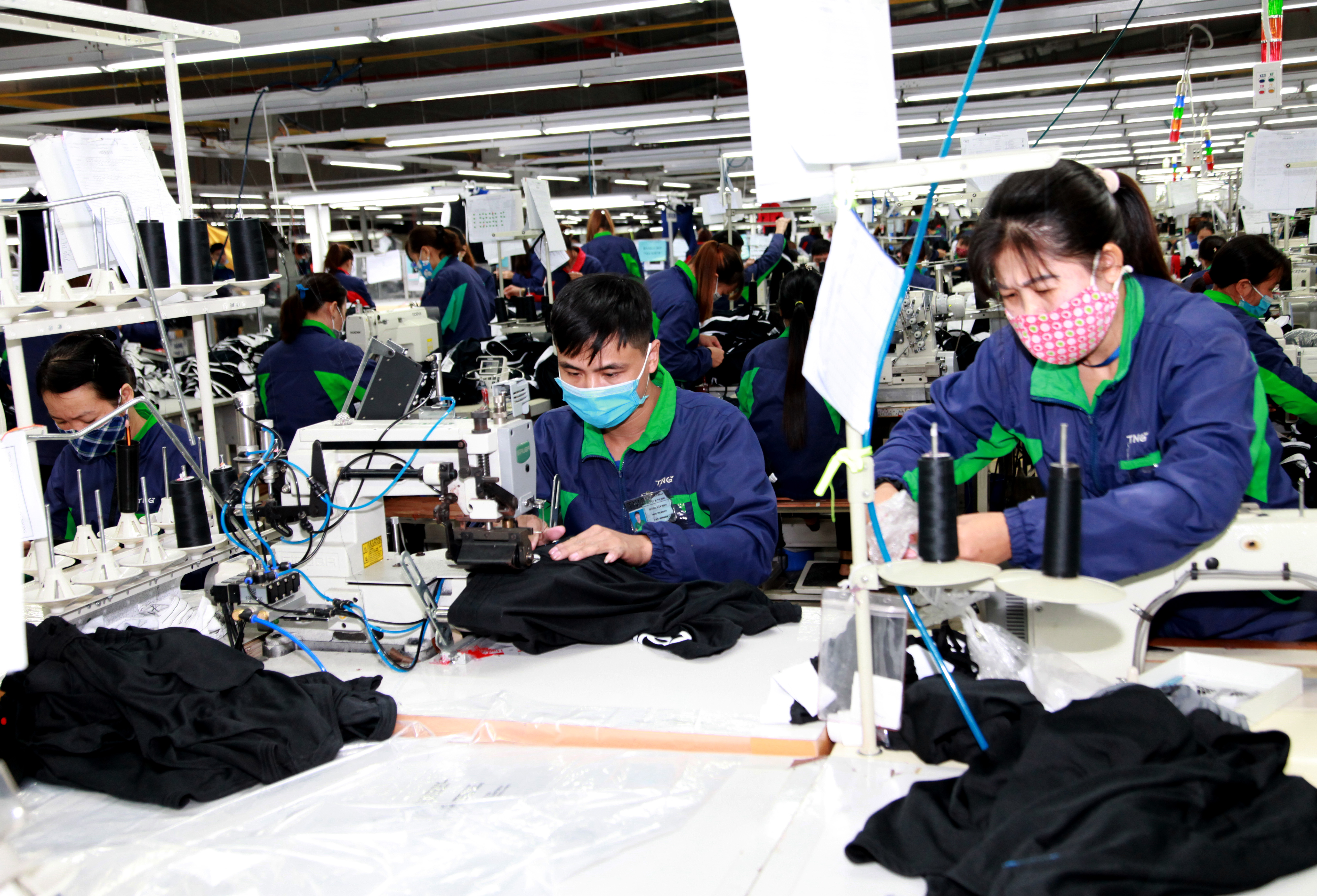 Người lao động Pg88hi Thể Thao, Bóng Đá, Casino, Nổ Hũ, Xổ Số trong nhà máy. Ảnh: Mạnh Dũng.