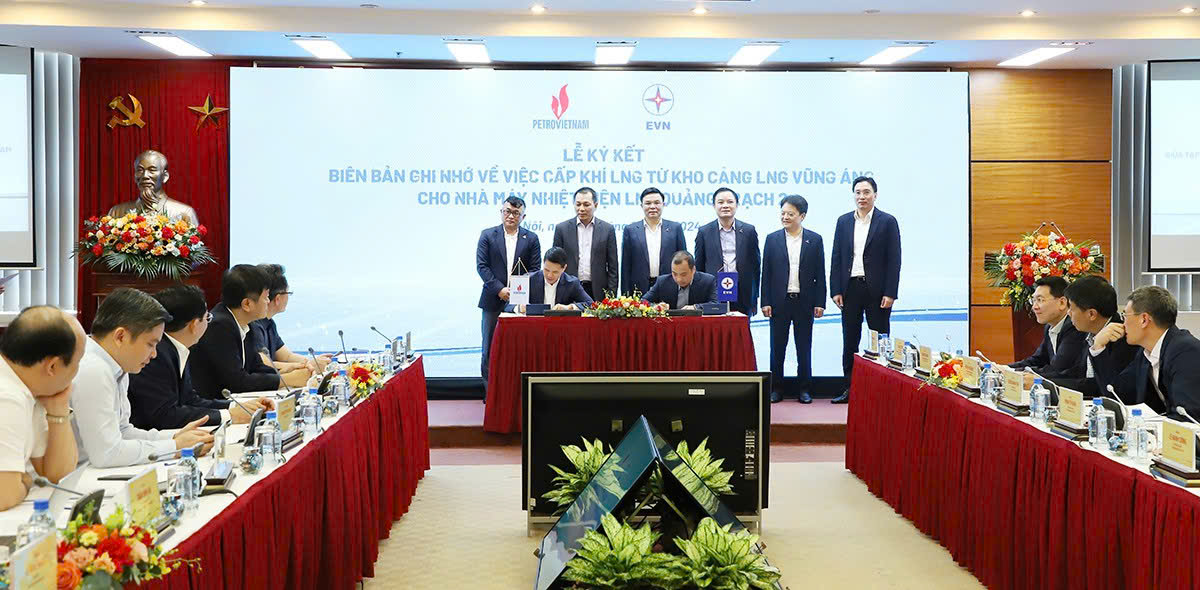 Tổng Giám đốc PV GAS Phạm Văn Phong và Phó tổng Giám đốc EVN Ngô Sơn Hải ký biên bản ghi nhớ về việc cấp khí LNG (từ kho cảng LNG Vũng Áng) cho Nhà máy Nhiệt điện LNG Quảng Trạch 2.
