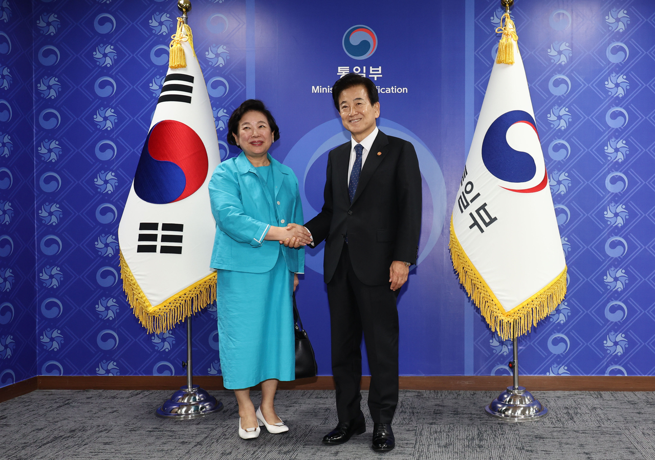 Ông Chung Dong-young (phải) và bà Hyun Jeong-eun, Chủ tịch Hyundai Group, trong cuộc họp tại Seoul hôm thứ Hai.&nbsp;