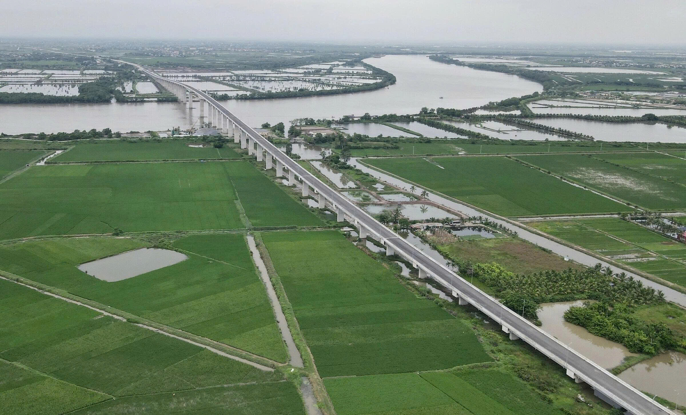 Bài 1: Thêm nhiều hạng mục khi nâng cấp đường ven biển thành cao tốc