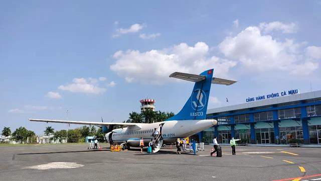 Hiện tại, sân bay Cà Mau chỉ khai thác tuyến Sài Gòn - Cà Mau và ngược lại mỗi ngày một chuyến bằng phi cơ cánh quạt cỡ nhỏ ATR-72 