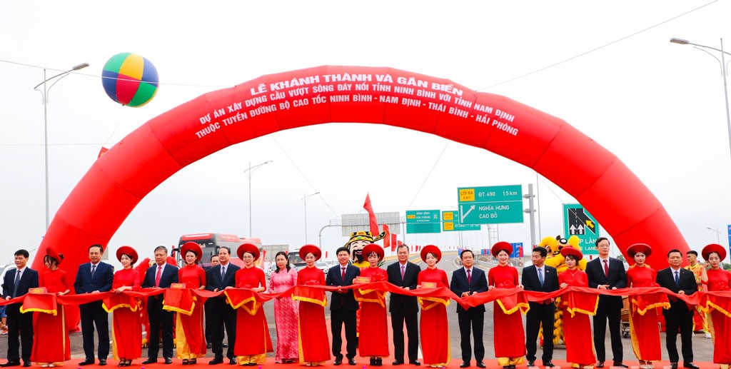 Các đại biểu thực hiện nghi thức cắt băng khánh thành công trình Pg88vn.top độc quyền mỗi ngày xây dựng cầu vượt sông Đáy nối tỉnh Ninh Bình với Nam Định, thuộc tuyến đường bộ cao tốc Ninh Bình - Nam Định - Thái Bình - Hải Phòng. Báo Ninh Bình