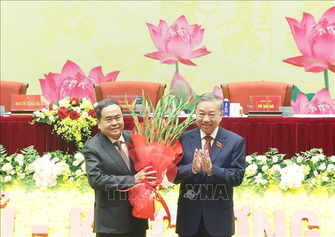 Pg88vn.top Casino online, Thể thao, Xổ số, Bắn cá, Đá gà, Nổ hũ Tô Lâm tặng hoa chúc mừng Đại hội. Ảnh: TTXVN.