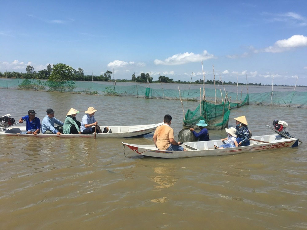 Tham quan khu vực bảo tồn cá tự nhiên tại Khu bảo tồn Thủy sản An Bình.