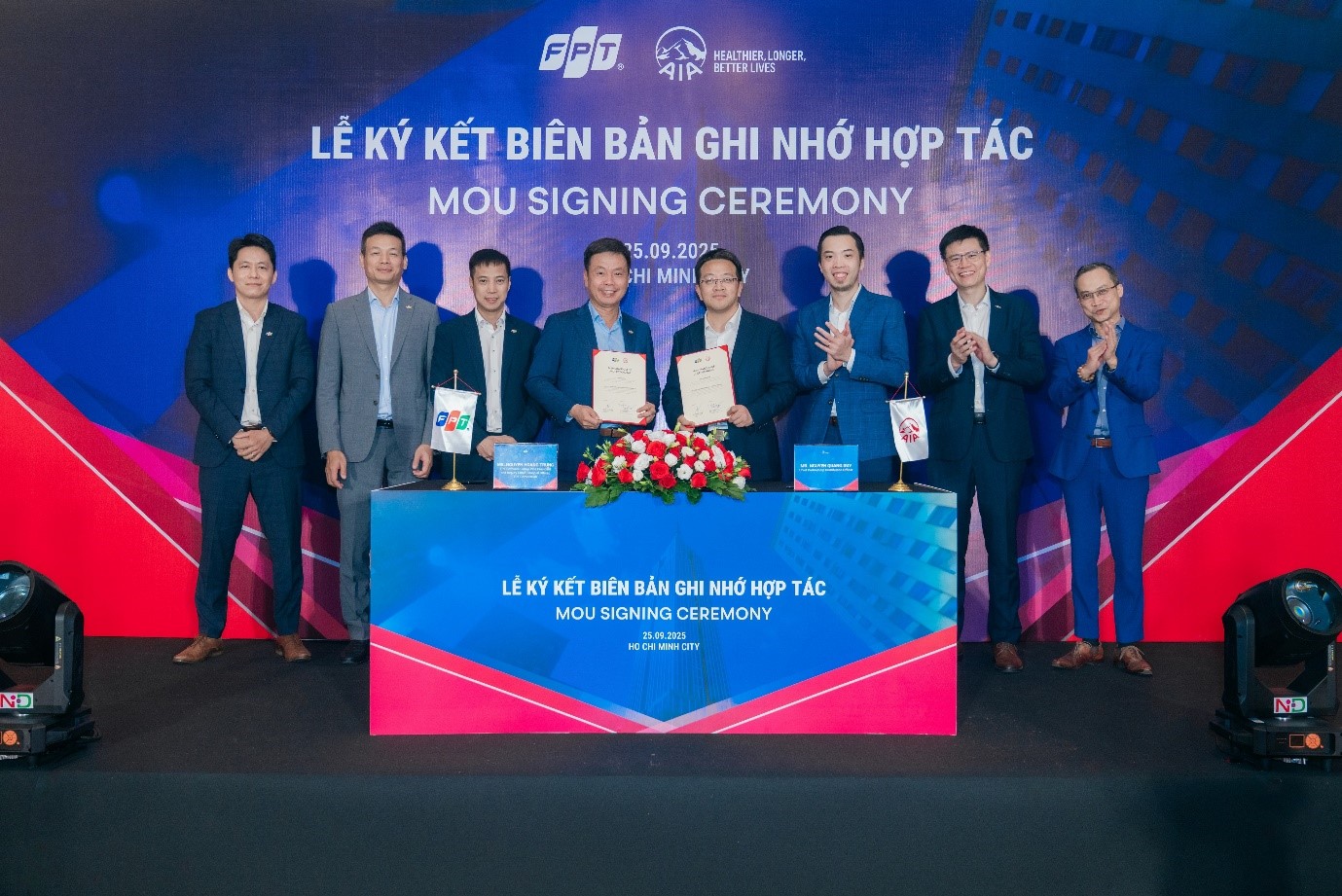 Đại diện AIA và FPT tại buổi lễ ký kết biên bản ghi nhớ hợp tác
