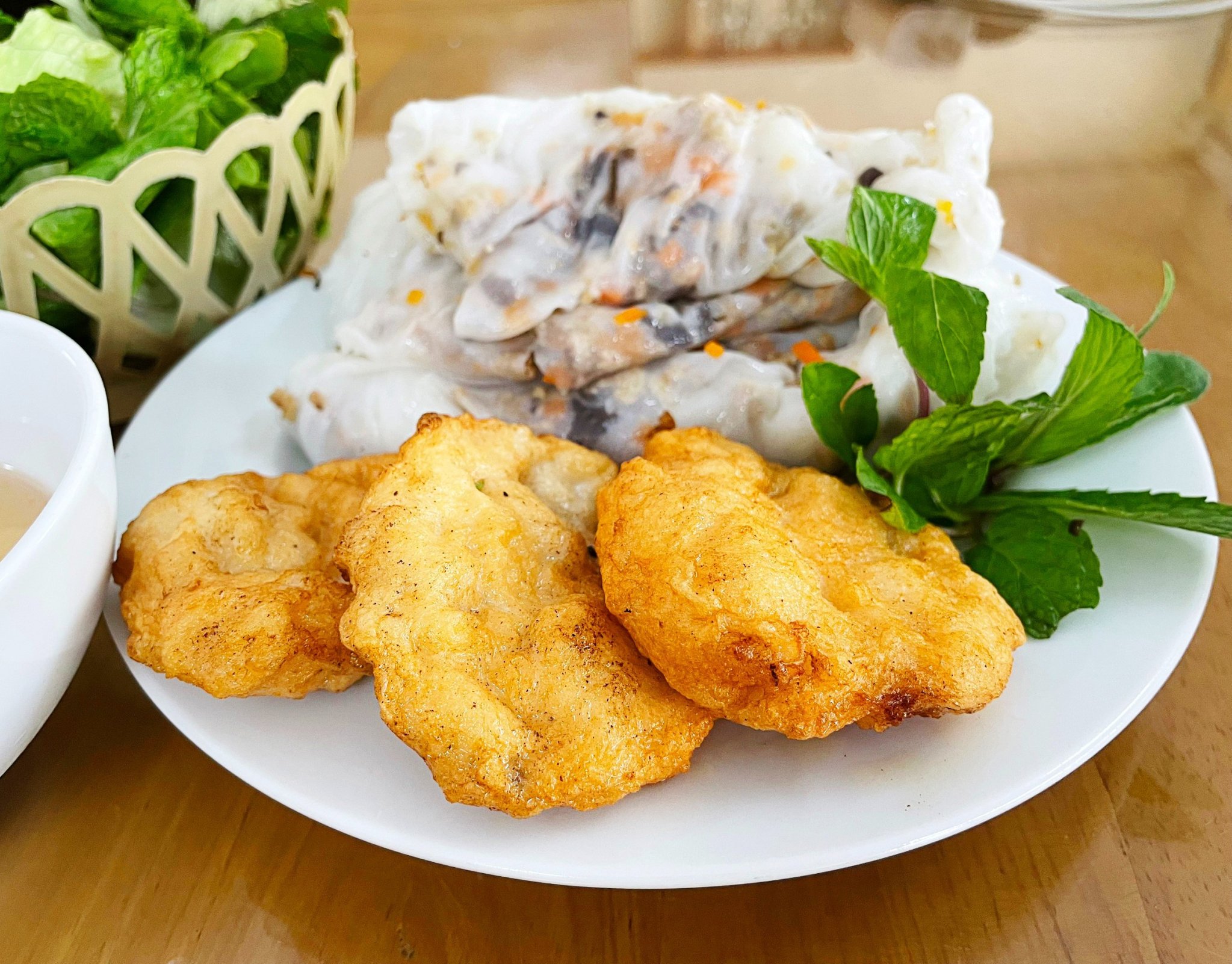 Hàng trăm cơ sở lưu trú, nhà hàng, tàu du lịch trên địa bàn Quảng Ninh sẽ đồng loạt tặng bia Sapphire Hạ Long và chả mực cho du khách khi sử dụng dịch vụ.&nbsp;