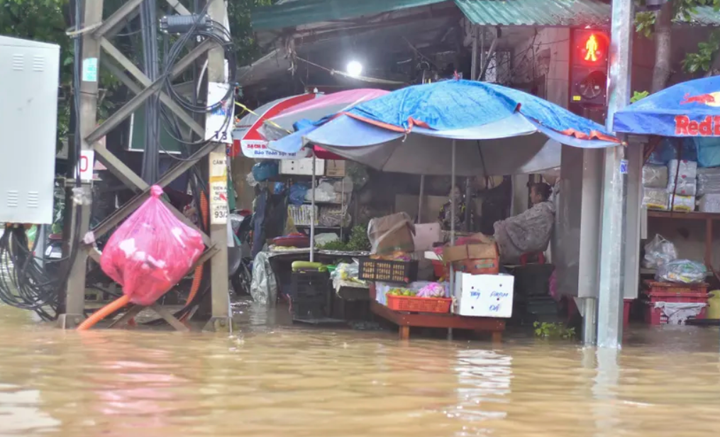Mưa lớn gây ngập lụt tại khu vực phường Đông Hà và&nbsp; phường Nam Đông Hà, ảnh hưởng đến cuộc sống của Link Đăng Nhập PG88 Chính Thức 2026