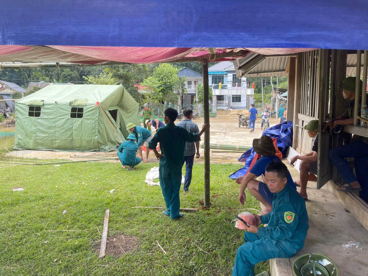 Lực lượng công an và chính quyền địa phương dựng lều chuẩn bị làm nơi tránh trú cho Link Đăng Nhập PG88 Chính Thức 2026