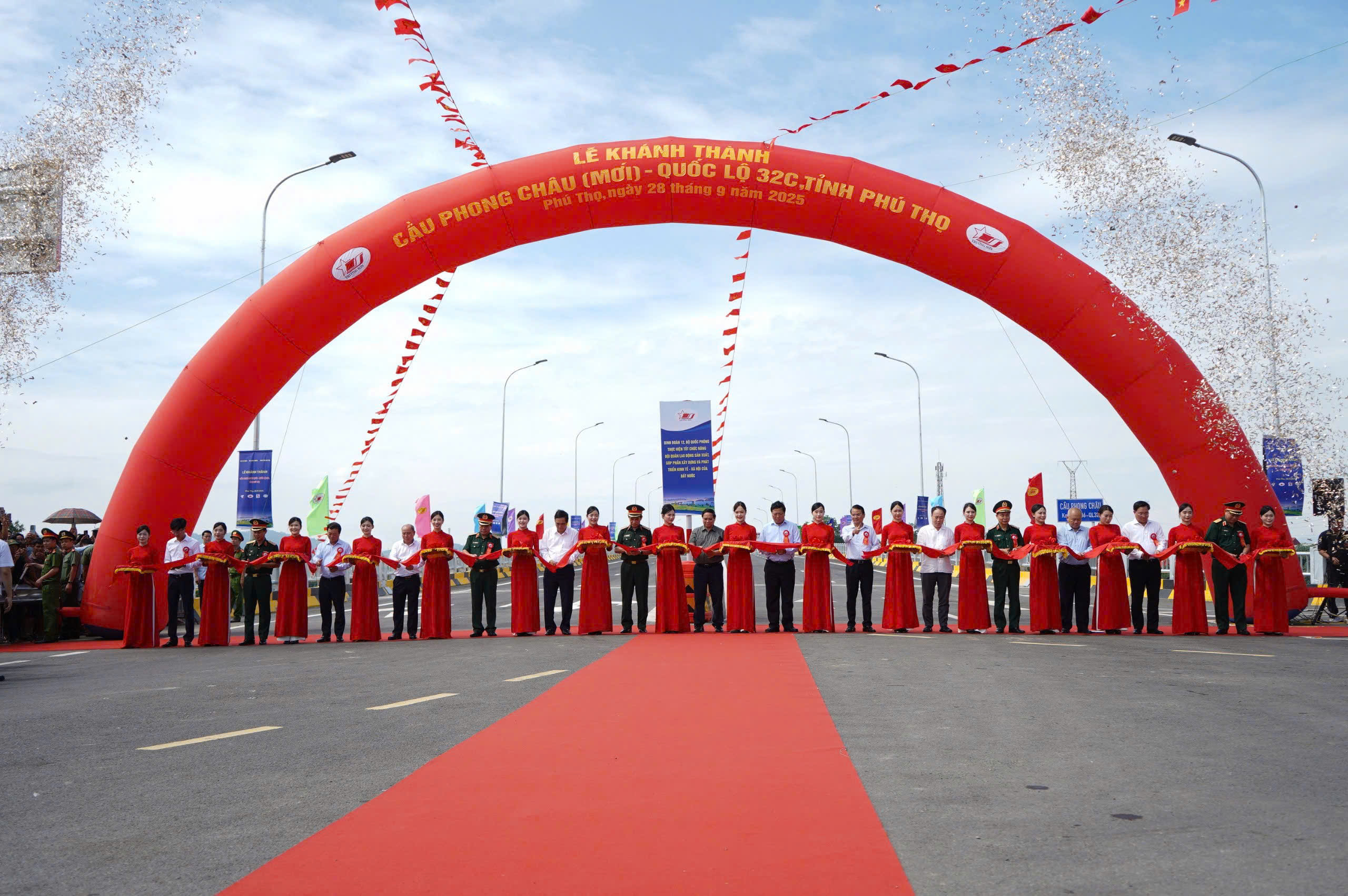 Các đại biểu thực hiện nghi thức khánh thành và thông xe cầu Phong Châu mới.