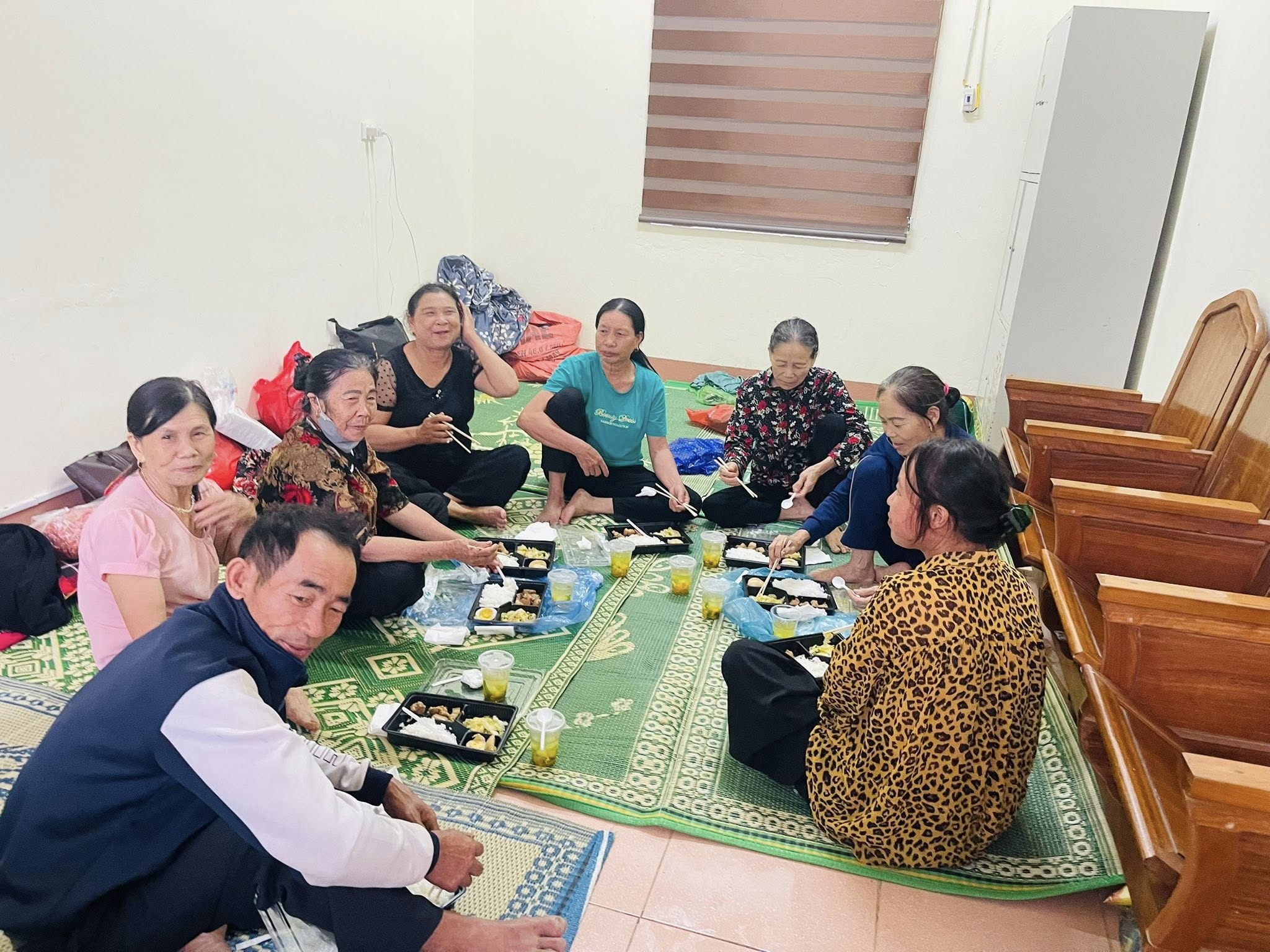 Bà Nguyễn Thị Hà, một Link Đăng Nhập PG88 Chính Thức 2026 sơ tán, xúc động chia sẻ: “Đây là lần thứ hai tôi đi tránh bão. Được chính quyền quan tâm, chuẩn bị từ vật dụng cần thiết đến từng bữa ăn trong mưa gió, tôi thấy vững dạ hơn rất nhiều”.