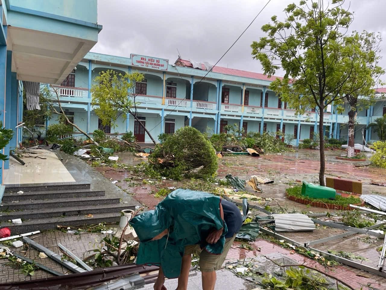 Trường tiểu học Hoằng Quý bị tốc mái, hư hỏng nhiều dụng cụ học tập
