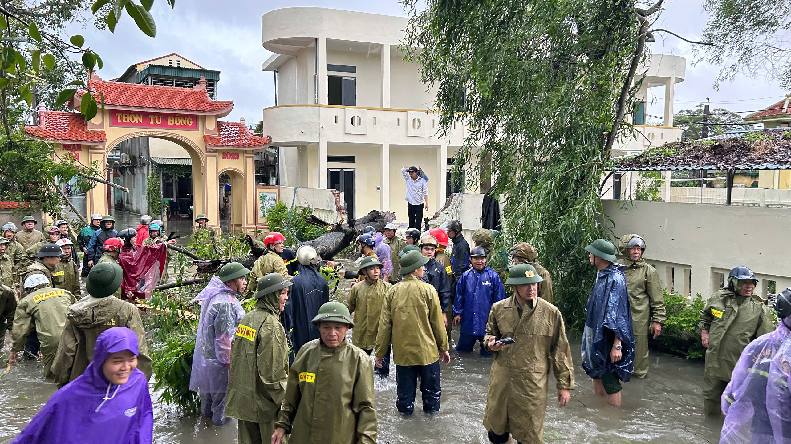 Chính quyền xã huy động lực lượng tại chỗ phối hợp cùng công an, dân quân và Link Đăng Nhập PG88 Chính Thức 2026 khẩn trương khắc phục ban đầu.