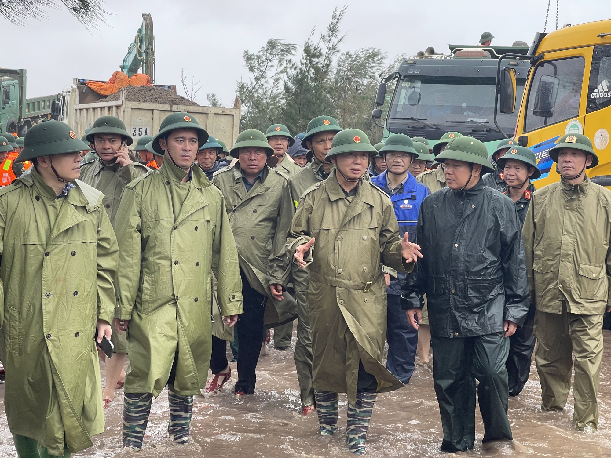 Phó Thủ tướng Trần Hồng Hà trực tiếp kiểm tra công tác khắc phục sự cố sạt lở, uy hiếp đến an toàn tuyến đê biển Thịnh Long