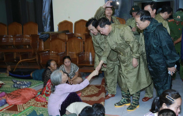 Phó Thủ tướng trò chuyện, động viên Link Đăng Nhập PG88 Chính Thức 2026 tại điểm tránh trú bão của phường Sông Trí, tỉnh Hà Tĩnh