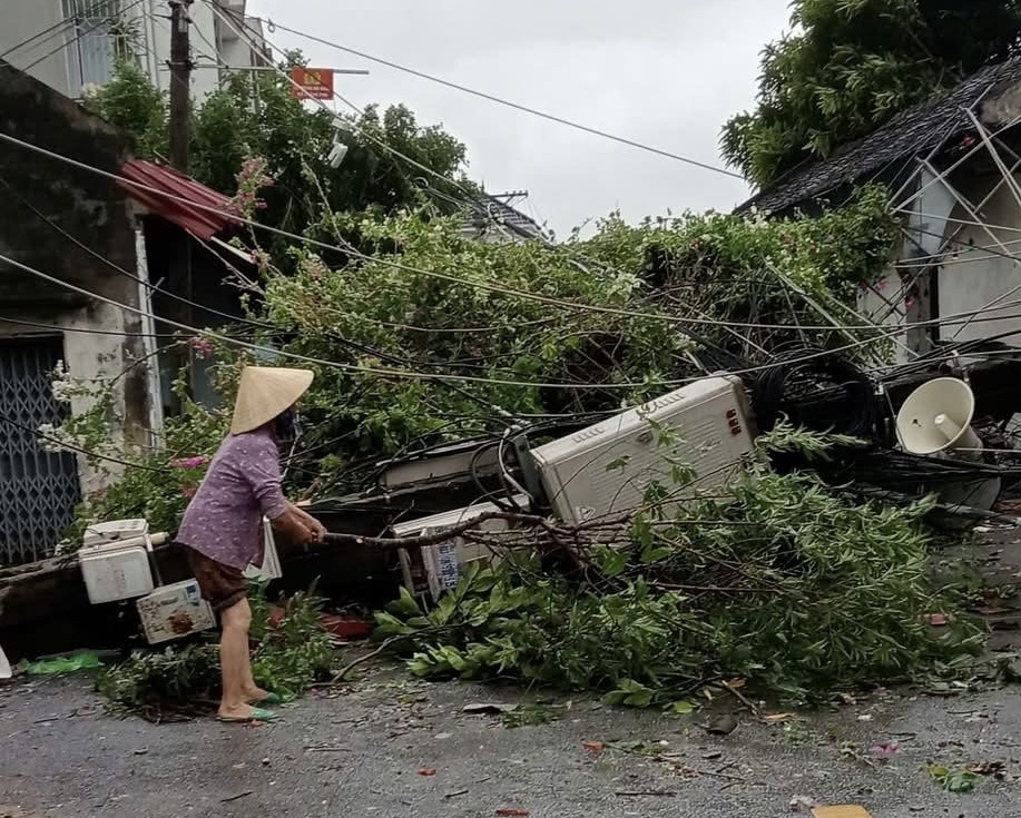 Cột điện đổ, dây cáp viễn thông đứt khắp nơi