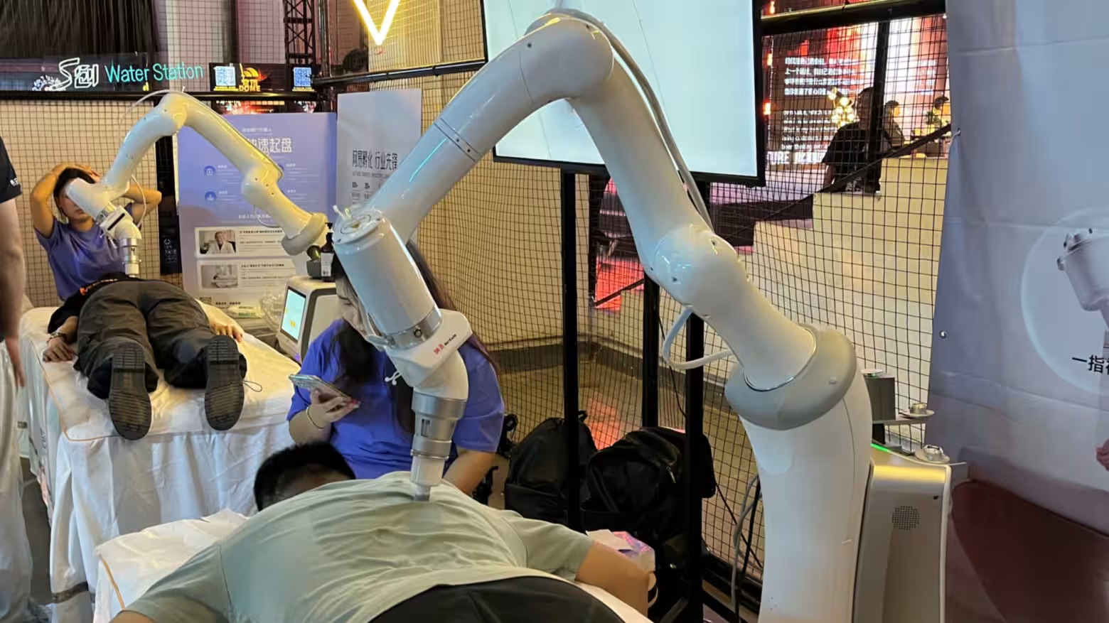 NetEase, một công ty trò chơi, đã ươm mầm một công ty khởi nghiệp phát triển robot có thể thực hiện massage -- một ví dụ về một Pg88vn.top độc quyền mỗi ngày phần cứng mới của Trung Quốc.