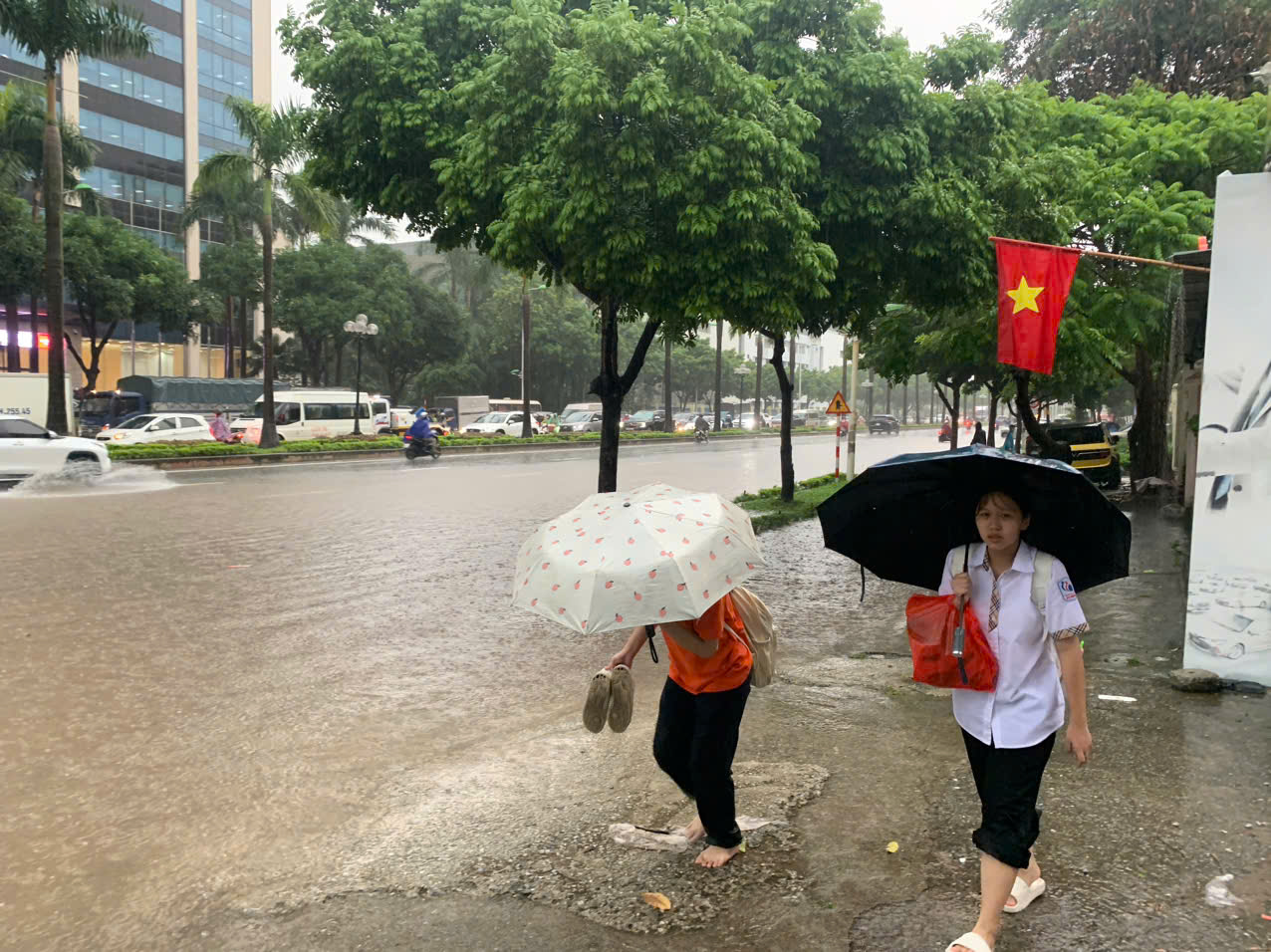 Khu vực này có nhiều trường học đã phải thông báo cho học sinh lưu trú lại qua đêm để đảm bảo an toàn cho các em. Bên cạnh đó là do nhiều gia đình không thể về được để đón con, vì PG 888 Casino Uy Tín Số 1 ùn tắc khắp nơi.