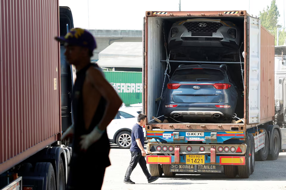 Xe container tại một khu phức hợp Pg88 com chính chủ ô tô cũ ở Incheon, Hàn Quốc, ngày 12/8/2025 - Ảnh: Reuters