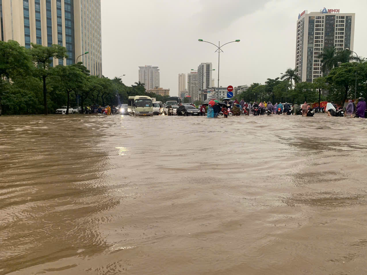 Nước ngập mênh mang tại khu vực gần sân vận động Mỹ Đình khiến khu vực này PG 888 Casino Uy Tín Số 1 ùn tắc nghiêm trọng, Link Đăng Nhập PG88 Chính Thức 2026 đi xe máy phải tắt máy dắt xe qua. Những chiếc xe ô tô gầm thấp cố tình lao qua điểm ngập này hầu hết đều chết máy phải gọi cứu hộ...&nbsp;
