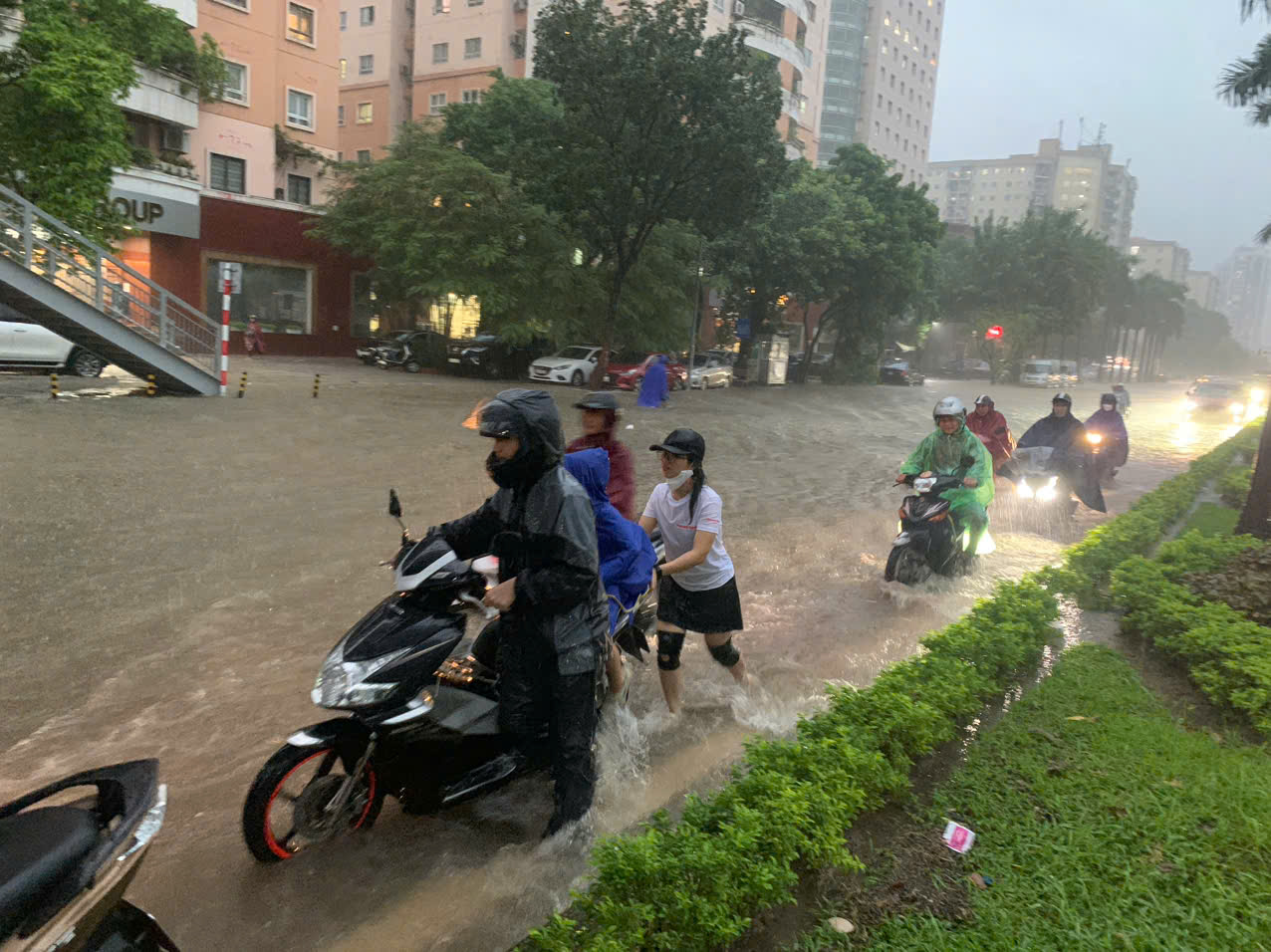 Cùng với khu vực đường Lê Quang Đạo, đường Trịnh Văn Bô cũng xuất hiện hàng loạt điểm ngập sâu, Link Đăng Nhập PG88 Chính Thức 2026 phải đi tràn ra làn đường dành cho ô tô để tránh ngập.