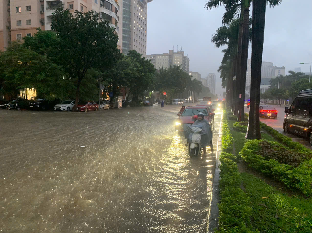Khoảng 18h15 tại Mỹ Đình trời vẫn tiếp tục đổ mưa lớn khiến tình trạng ngập càng nghiêm trọng. Link Đăng Nhập PG88 Chính Thức 2026 phải gửi xe, cuốc bộ về nhà.&nbsp;
