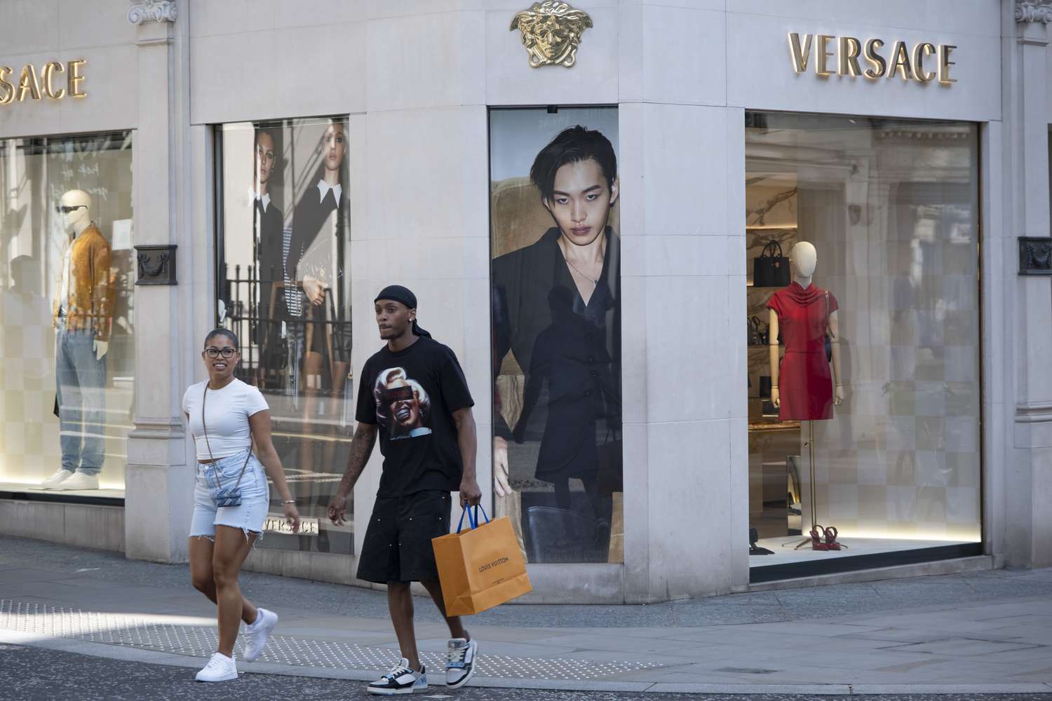 Tập đoàn Prada đã đạt thỏa thuận mua lại Versace với giá gần 1,4 tỷ USD hồi tháng 4 năm nay.