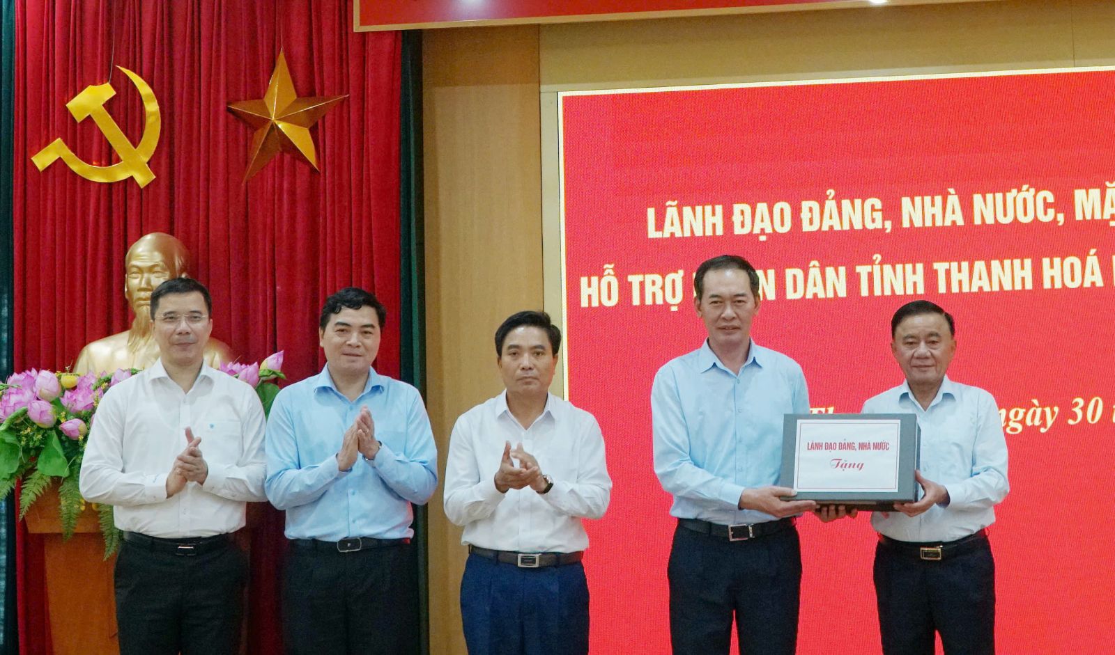 Đồng chí Trần Cẩm Tú&nbsp;trao quà của Lãnh đạo Đảng, Nhà nước động viên Đảng bộ, chính quyền, lực lượng vũ trang và Nhân dân tỉnh Thanh Hóa khắc phục thiệt hại do bão số 10 gây ra.