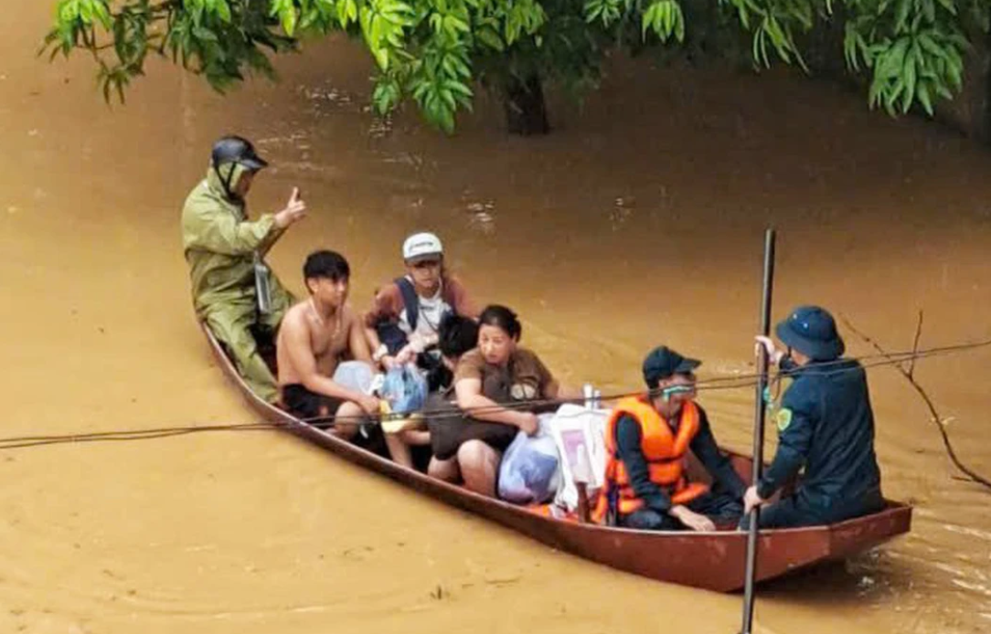 Lực lượng chức năng dùng thuyền sơ tán Link Đăng Nhập PG88 Chính Thức 2026 đến nơi an toàn