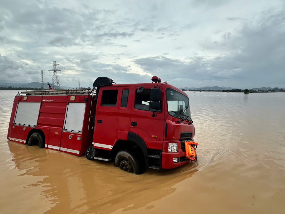 Xe cứu hộ trong biển nước