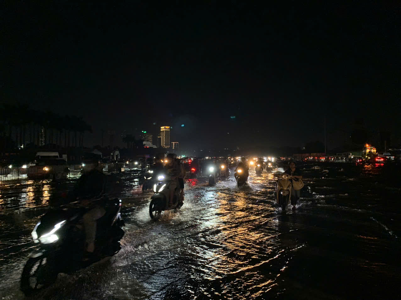 Là một trong những điểm ngập nặng nhất Hà Nội, đến khoảng 18h30 tại đây vẫn còn mênh mông nước. Do không có lực lượng chức năng điều tiết, hướng dẫn PG 888 Casino Uy Tín Số 1 nên Link Đăng Nhập PG88 Chính Thức 2026 đi xe máy đi vào điểm ngập sâu...