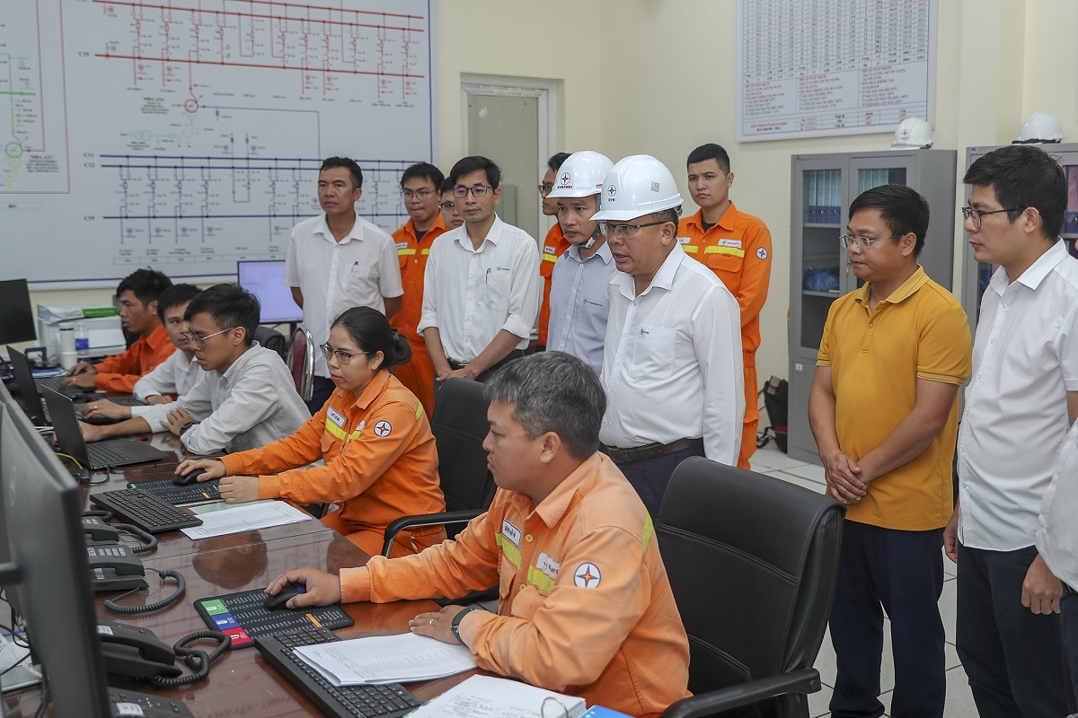 Phó Tổng giám đốc EVN Phạm Hồng Phương&nbsp;chỉ đạo công tác đóng điện đường dây 500 kV Lào Cai - Vĩnh Yên