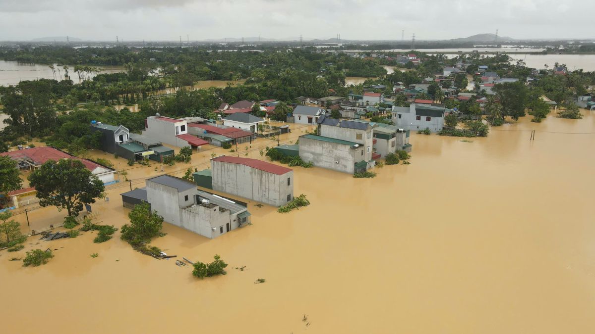 Nhìn từ trên cao, các khu dân cư ở xã Nông Cống bị ngập sâu trong mênh mông biển nước.