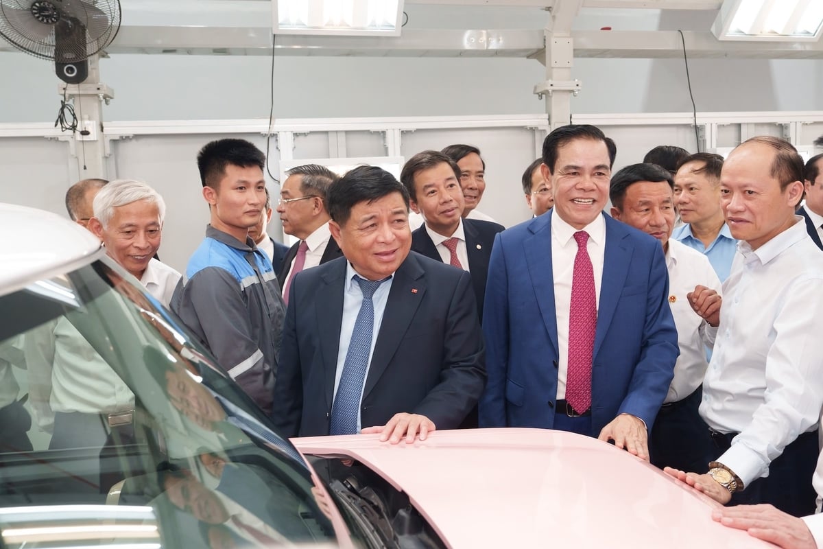 Phó Thủ tướng Nguyễn Chí Dũng cùng các lãnh đạo, nguyên lãnh đạo cấp cao của Đảng, Nhà nước và tỉnh Hà Tĩnh tham quan nhà máy sản xuất ô tô điện VinFast Hà Tĩnh thời điểm cuối tháng 6 vừa qua.&nbsp;