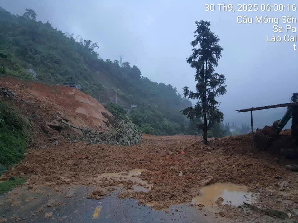 Tại&nbsp;Lào Cai, mưa lớn đã gây sạt lở tại nhiều tuyến đường.