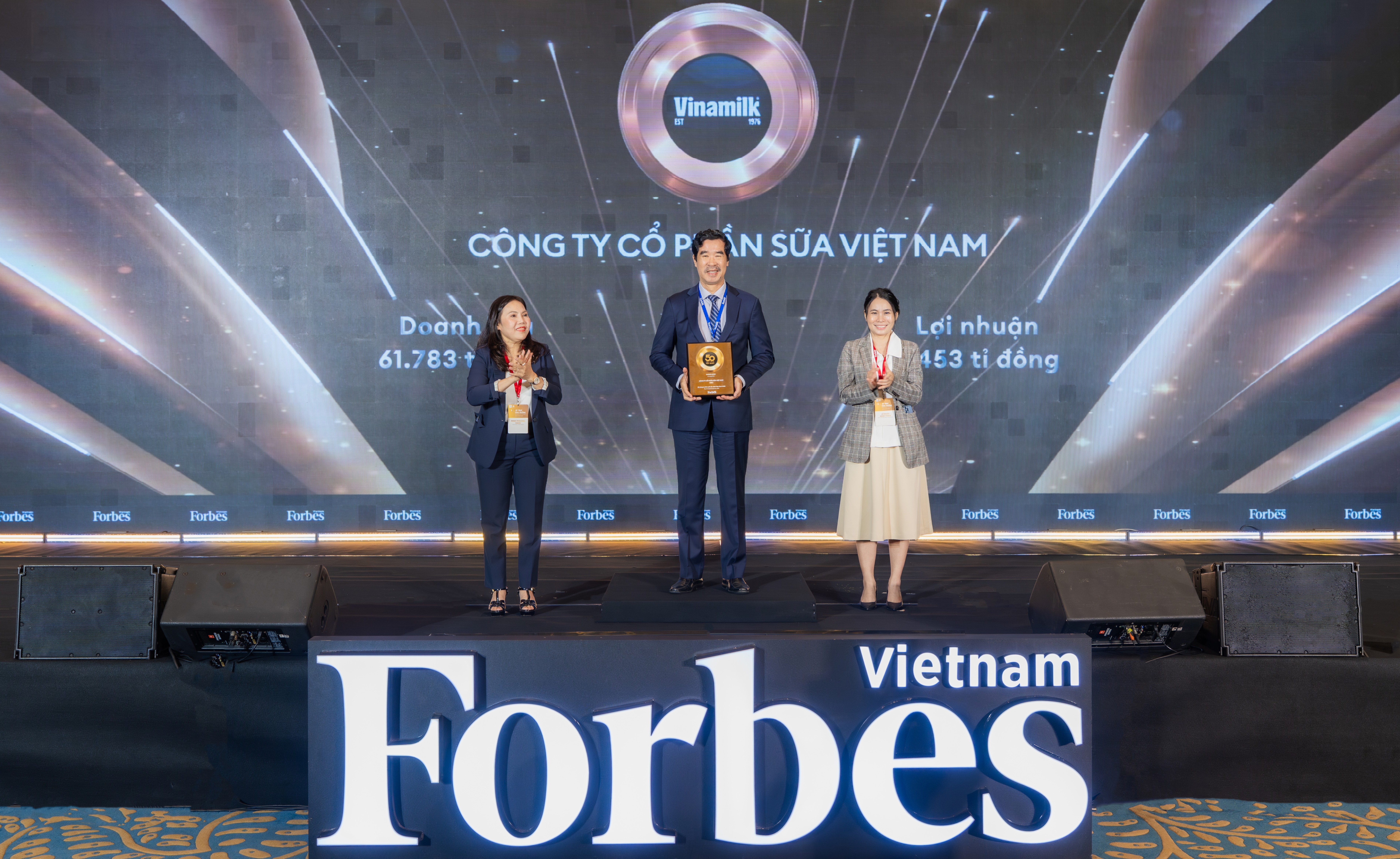 Ông Nguyễn Quốc Khánh - Giám đốc Điều hành Nghiên cứu và Phát triển Vinamilk nhận vinh danh Top 50 Công ty niêm yết tốt nhất Việt Nam - Ảnh: Forbes Việt Nam.