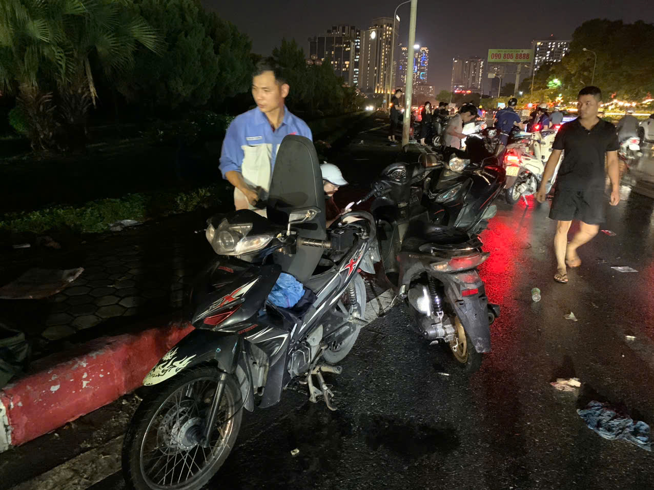 Sau cả ngày tạnh ráo, nhiều người Hà Nội vân tiếp tục phải đối mặt với khó khăn do phương tiện hư hỏng...