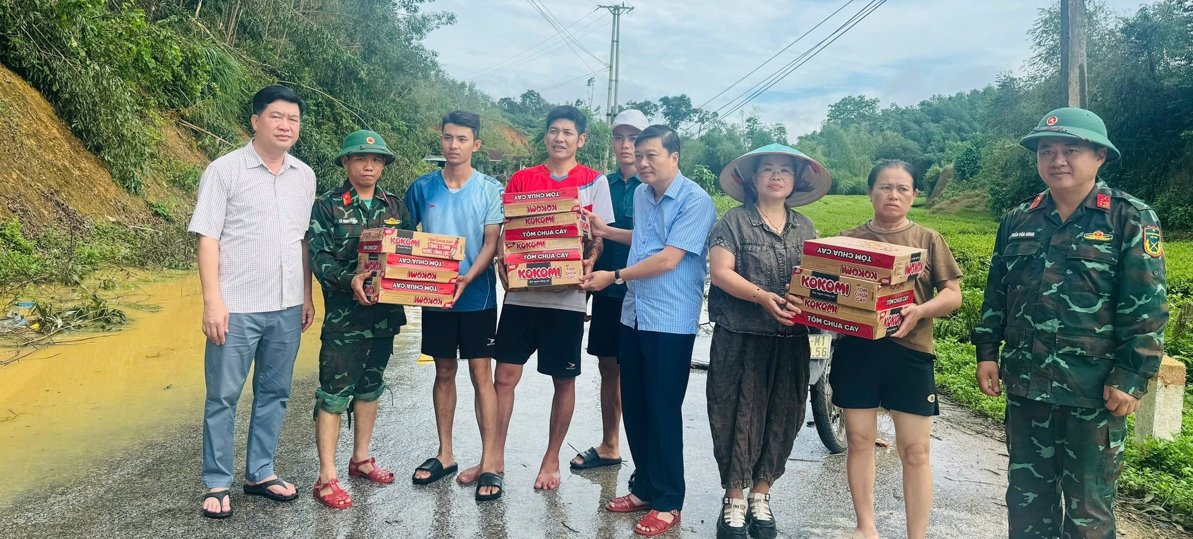 Chủ tịch UBND tỉnh Nghệ An Lê Hồng Vinh trao hỗ trợ một số nhu yếu phẩm cần thiết cho Link Đăng Nhập PG88 Chính Thức 2026 xã Thành Bình Thọ. Ảnh: Hồ Tuấn
