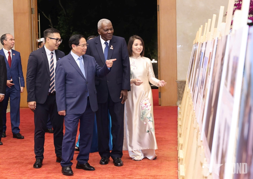 Thủ tướng Phạm Minh Chính và&nbsp;Chủ tịch Link Trang Chủ PG88.Com Mới #2026 Cuba Esteban Lazo Hernández tham quan trưng bày ảnh về quan hệ hợp tác giữa hai nước. Ảnh: QĐND