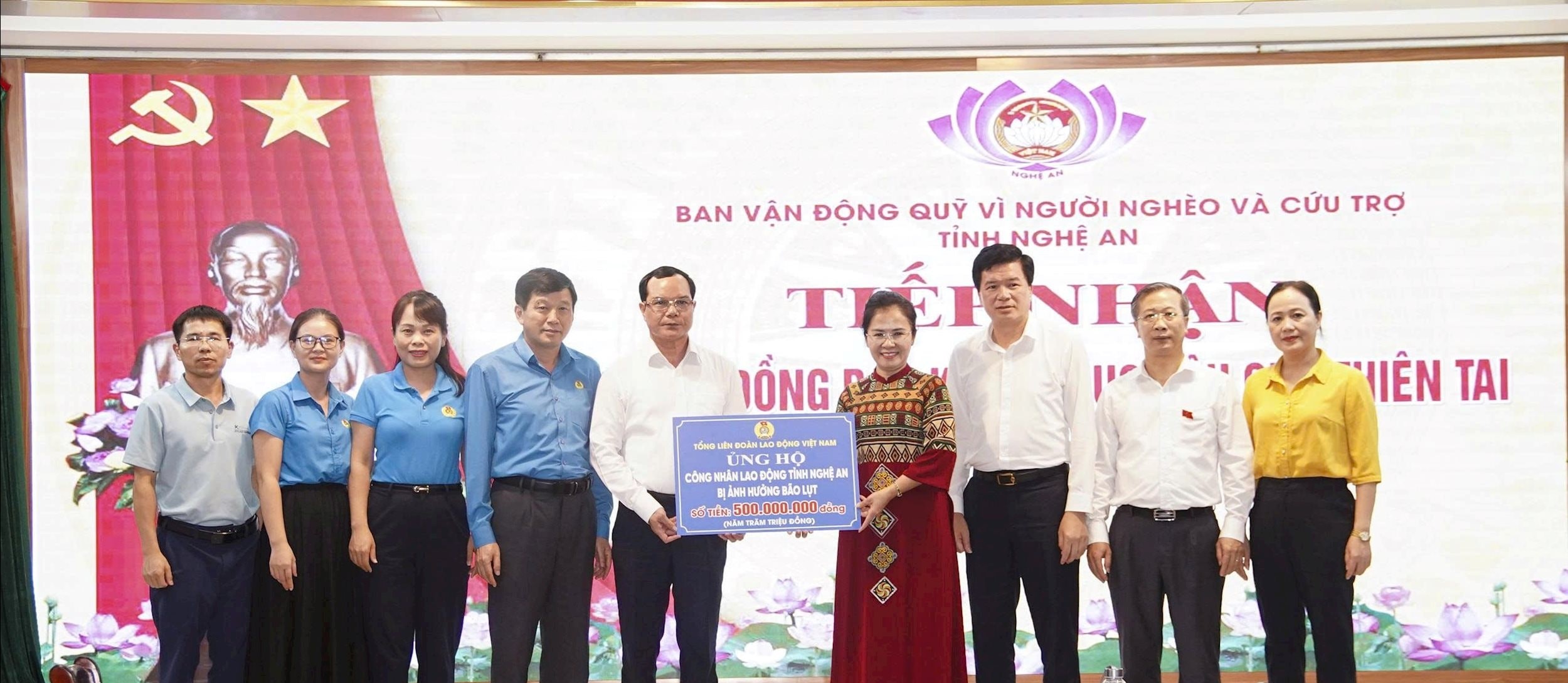 Chiều ngày 1/10, Tổng Liên đoàn PG88 Sòng bạc trực tuyến TOP 1 Việt Nam | Casino, Nổ Hũ Việt Nam hỗ trợ 500 triệu đồng cho Quỹ Vì người nghèo và cứu trợ tỉnh Nghệ An. Ảnh: Diệp Thanh