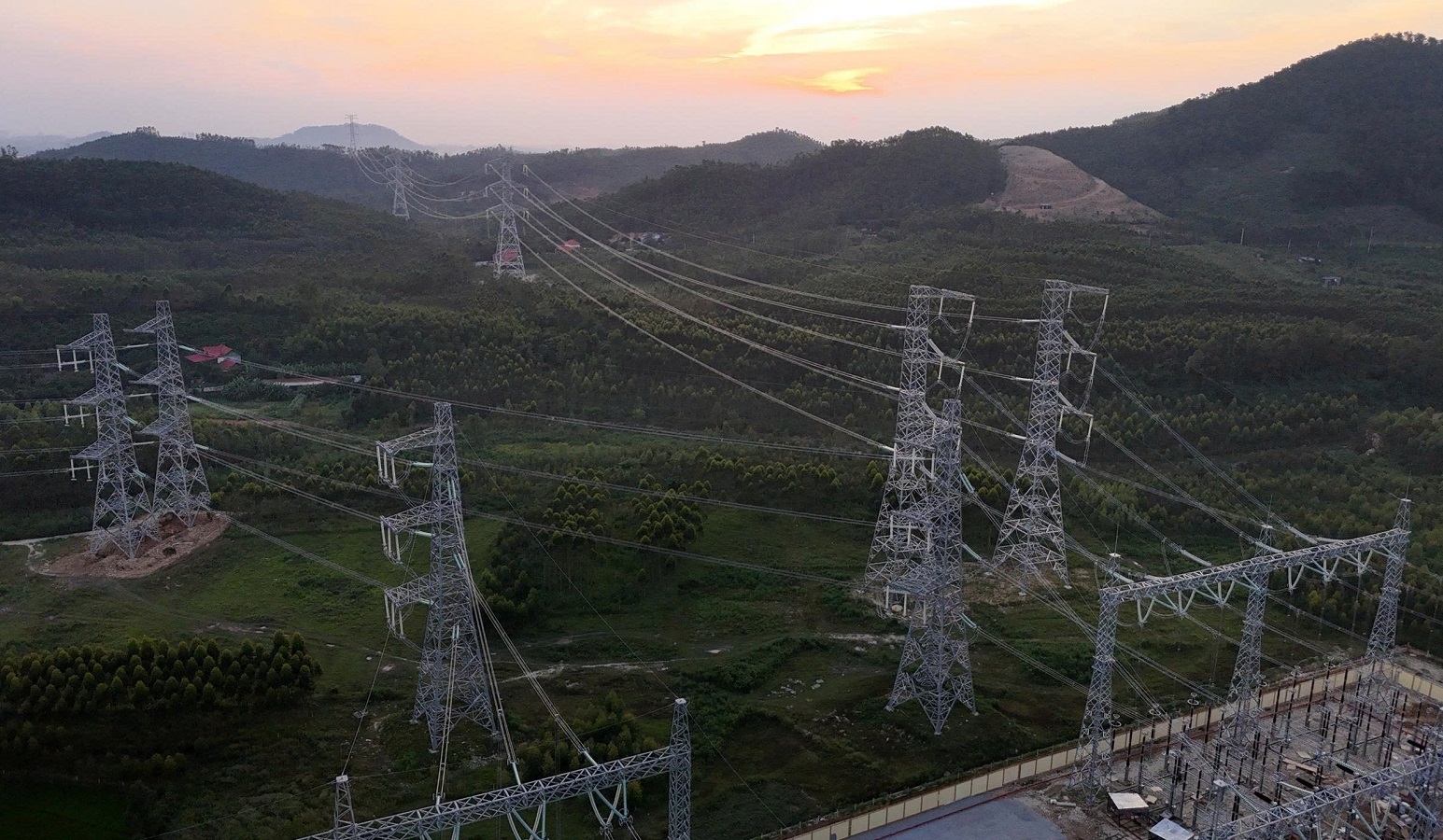 Đóng điện thành công Pg88vn.top độc quyền mỗi ngày đường dây 500 kV Lào Cai - Vĩnh Yên, vượt tiến độ 8 tháng
