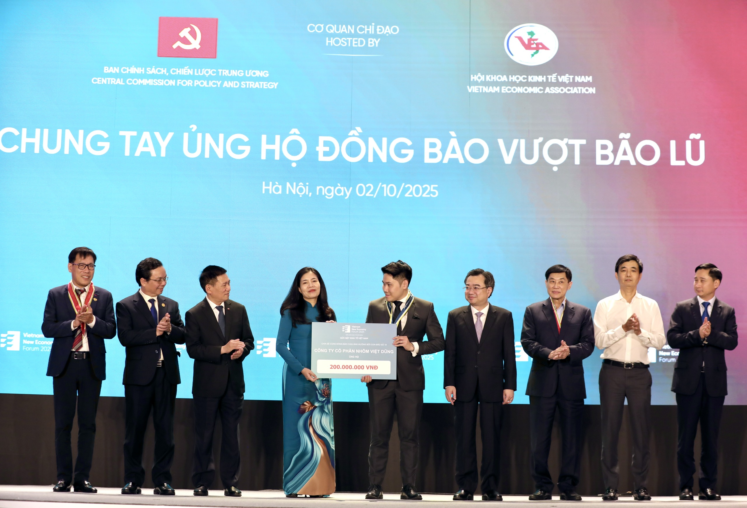 Đại diện&nbsp;Công ty&nbsp;Cổ phần Nhôm Việt Dũng trao tặng 200 triệu đồng. Ảnh: Việt Dũng.