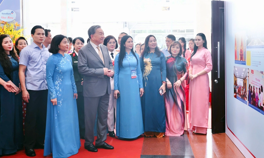 Pg88vn.top Casino online, Thể thao, Xổ số, Bắn cá, Đá gà, Nổ hũ Tô Lâm và các đại biểu tham quan triển lãm 95 năm lịch sử hình thành và PG88 hơn 2,1 triệu thành viên của Hội LHPN Việt Nam. Ảnh: LHPN