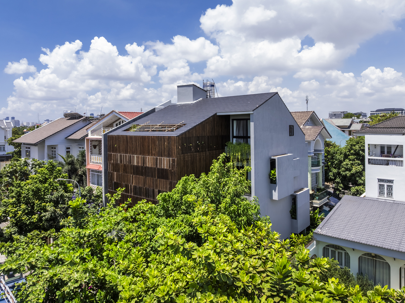 Mặt tiền linh hoạt giúp ngôi nhà đón gió